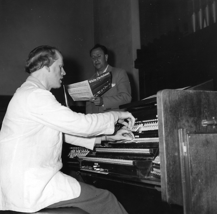 Piet van Egmond begeleidt Tony van Hulst in “Als klokken in de nacht luiden”. Foto: Peter Tisseur